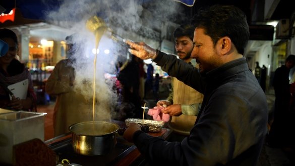 یو کارکونکی د مارچ په ۲۹ مه په اسلام آباد کې تندوري چای جوړوي. [فاروق نعیم/ ای اېف پي]