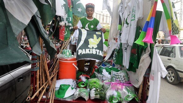 ایک لڑکا، 10 اگست کو پشاور میں، یوم آزادی کے جشن کے لیے مختلف اشیاء کی نمائش کر رہا ہے۔ [شہباز بٹ]