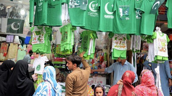 پشاور کے قصہ خوانی بازار میں، یوم آزادی سے چار دن پہلے، 10 اگست کو قومی جھنڈے فروخت کے لیے دکھائے گئے ہیں۔ [شہباز بٹ]