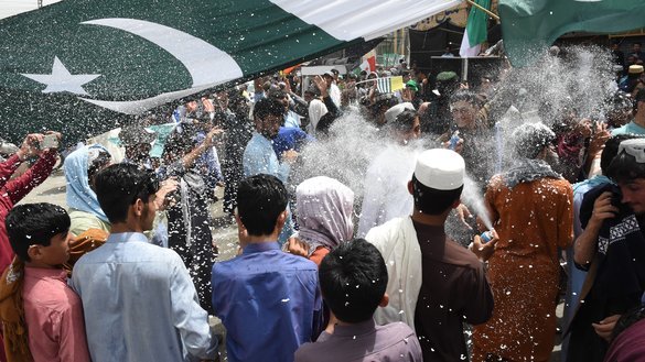 برطانوی راج سے آزادی حاصل کرنے کی سالگرہ کے موقع پر، پاکستانی شہری 14 اگست کو کوئٹہ میں یومِ آزادی کی تقریبات میں حصہ لے رہے ہیں۔ [بنارس خان/ اے ایف پی]
