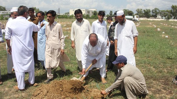 18 اگست کو فارسٹ آفیسر ضلع باجوڑ محمّد الیاس ’پلانٹ فار پاکستان‘ کے داران ایک پودا لگا رہے ہیں۔ [حنیف اللہ]