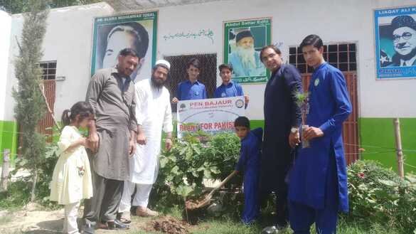 18 اگست کو ضلع باجوڑ میں نجی سکول کے طلبہ اور اساتذہ ایک پودا لگا رہے ہیں۔ [حنیف اللہ]