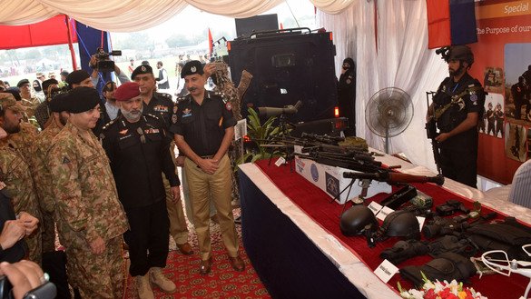 6 ستمبر کو پشاور میں کرنل شیر خان آرمی اسٹیڈیم میں اعلیٰ عسکری و دفاعی حکام اسٹالوں کا معائنہ کرتے ہوئے۔ [شہباز بٹ]