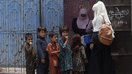 په پاکستان کې میشت افغان کډوال د طالبانو د ملاتړ د خندا وړ ادعا پورې خندا کوي