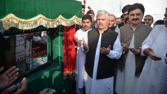 وزیرِ اعلیٰ خیبرپختونخوا محمود خان 23 اکتوبر کو پشاور کی نو تعمیر شدہ سینٹرل جیل کے پہلے مرحلے کا افتتاح کرتے ہوئے۔ [شہباز بٹ]