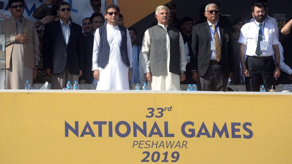 10 نومبر کو پشاور میں خیبر پختونخوا کے وزیرِ اعلیٰ محمود خان (درمیان میں دائیں جانب) 33 ویں قومی کھیلوں کی افتتاحی تقریب میں شریک ہیں۔ [شہباز بٹ]