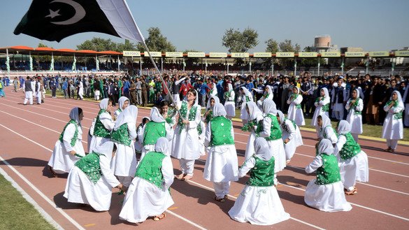10 نومبر کو پشاور میں 33 ویں قومی کھیلوں سے قبل لڑکیاں قومی ترانے کے دوران رقص کر رہی ہیں۔ [شہباز بٹ]