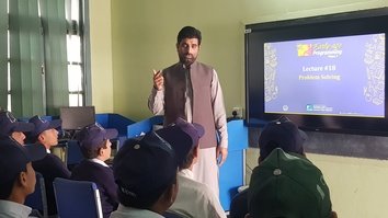 په انځورونو کې: د خېبر پښتونخواه د معلوماتي ټيکنالوژۍ ځوان متخصصین د انتقادي فکر کولو مهارتونه رامنځته کوي