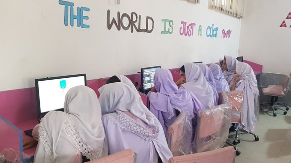 وزیر باغ پشاور کے گورنمنٹ گرلز ہائر اسکینڈری اسکول میں، 13 نومبر کو اسکول کی بچیاں کمپیوٹر پروگرام بنا رہی ہیں۔ [دانش یوسف زئی]