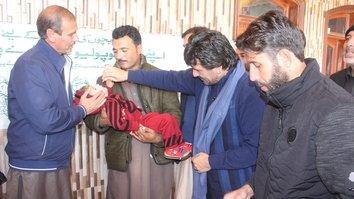 مسلح افراد نے پولیو کے قطرے پلانے والی ٹیم کی نگرانی کرنے والے دو پولیس اہلکاروں کو ہلاک کر دیا