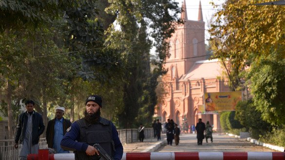 ایک پولیس اہلکار پشاور کے سینٹ جان کیتھیڈرل پر پہرا دے رہا ہے۔ [شہباز بٹ]