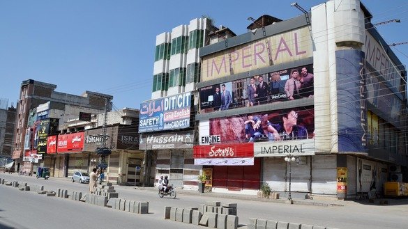 22 مارچ کو پشاور کی مارکیٹ جو پہلے بہت مصروف ہوتی تھی میں تھوڑی بہت ٹریفک دیکھی جا سکتی ہے۔ [شہباز بٹ]