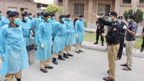 پشاور پولیس کے اہلکار 23 مارچ کو پشاور کے مضافات میں ایک قرنطینہ مرکز کے حفاظتی انتظامات کی پڑتال کرتے ہوئے جو ایران سے واپس آنے والے 132 پاکستانیوں کے لیے قائم کیا گیا ہے۔ [کے پی پولیس]