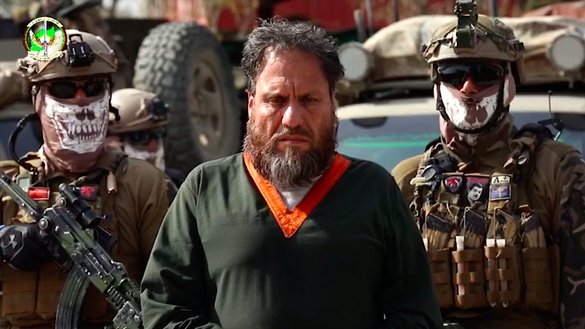 د داعش افغان مشر اسلم فاروقي په دې ویډیوي سکرین شاټ کې چې د ملي امنیت ریاست خپور کړی دی لیدل کیږي. د ملي امنیت ریاست نوموړی د وري په میاشت کې په کندهار ولایت کې ونیو.