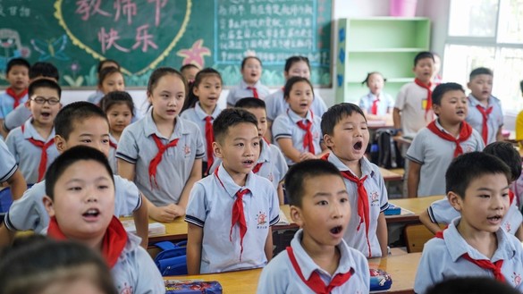 یکم ستمبر کو وُوہان، چین میں ایلیمنٹری سکول کے طلبہ نئے سمیسٹر کے پہلے روز حاضر ہیں۔ [ایس ٹی آر / اے ایف پی]