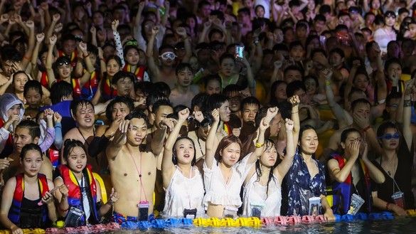 15 اگست کو وُوہان، چین میں ہلہ گلہ کے ہزاروں شیدائی وائرس سے بلا خوف و خطر مجمع لگائے ہوئے ہیں۔ [ایس ٹی آر / اے ایف پی]