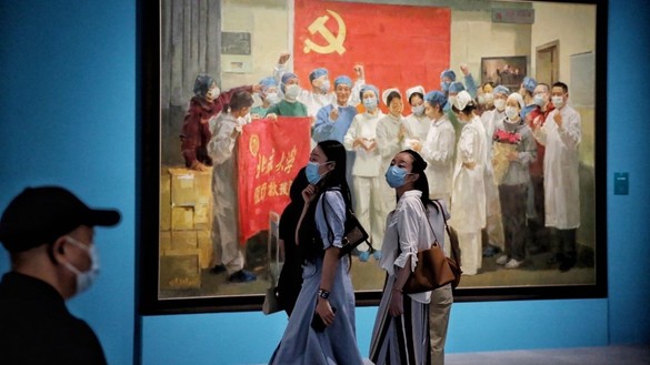 چین کے قومی عجائب گھر میں اس وقت دکھائی جانے والی ایک تصویر مین کرونا وائرس وبا میں ملک کی کاکردگی کو "دلیرانہ" بیان کیا گیا ہے۔ [جیانگ ڈانگ/چائنہ ڈیلی]