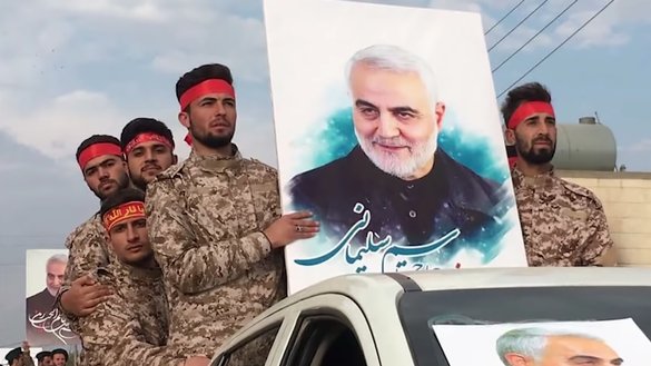 د فبرورۍ په ۹ مه د سوریې د دولتي تلویزیون لخوا د خپره شوې ویډیو یو سکرین شاټ ښیې چې د الحاج قاسم سلیماني غړي له حلب څخه دیر ایزور ته راورسيدل.