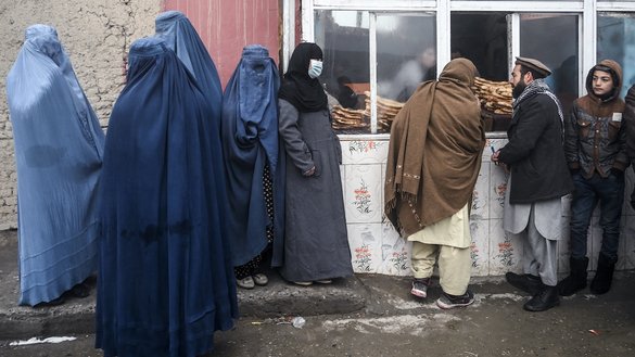 18 جنوری کو کابل میں ایک بیکری کے سامنے افغانوں کو بھوک سے بچاؤ مہم کے جزو کے طور پر تقسیم کی گئی مفت روٹی لینے کے منتظر لوگ۔ [وکیل کوہسار/اے ایف پی]