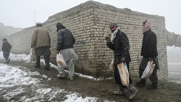 ان لوگوں نے ابھی ابھی 18 جنوری کو کابل میں افغانوں کو بھوک سے بچاؤ مہم کے ایک جزو کے طور پر تقسیم کی گئی مفت روٹی وصول کی ہے۔ [وکیل کوہسار/اے ایف پی]