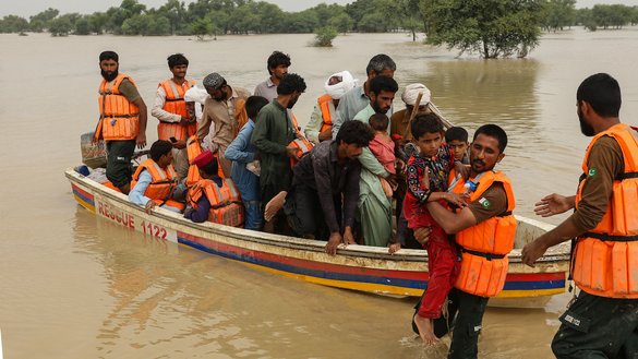 صوبہ پنجاب کے ضلع راجن پور میں مون سون کی شدید بارشوں کے بعد، 27 اگست کو امدادی کارکن سیلاب زدگان کو ان کے گھروں سے نکالنے میں مدد کر رہے ہیں۔ [شاہد سعید مرزا/اے ایف پی]