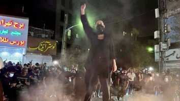 تاریخی بغاوت کے مرکز میں، ایرانی حکومت خواتین سے خوفزدہ