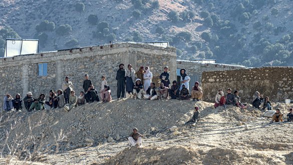 15 دسمبر کو لی گئی اس تصویر میں افغان باشندے افغانستان کے صوبہ پکتیکا کے ضلع برمل میں اقوام متحدہ کے پناہ گزین ایجنسی (یو این ایچ سی آر) کی طرف سے تعمیر کیے گئے نئے گھروں کے باہر بیٹھے ہیں۔ 22 جون کو پکتیکا کے غریب صوبے میں 5.9 شدت کے زلزلے کے بعد 1,000 سے زائد افراد ہلاک اور دسیوں ہزار بے گھر ہو گئے۔